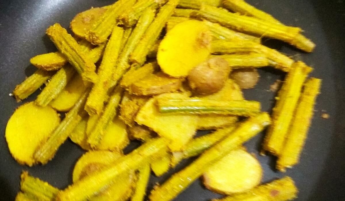 Chuin Alu Besara Bhaja Recipe (Drumstick and Potato Fry)